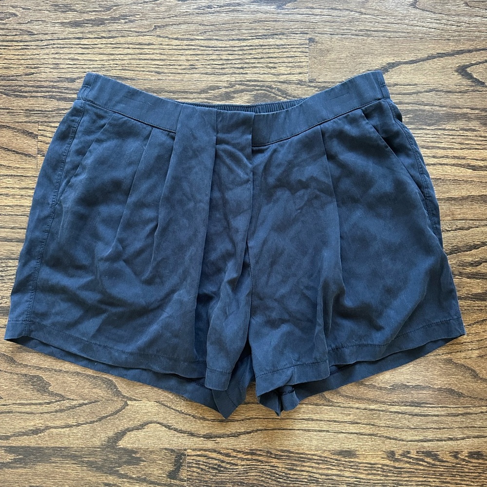 LuluLemon size 10 black pleated shorts